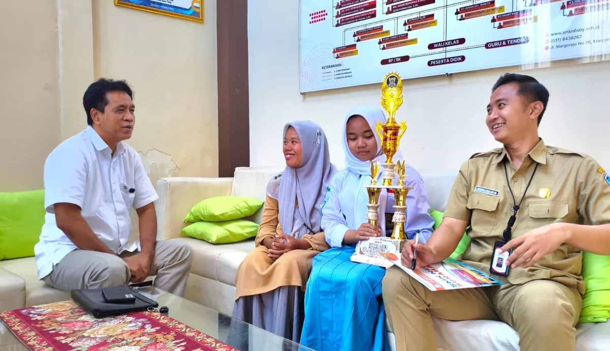 Anggota Komisi D DPRD Surabaya dari Fraksi NasDem, Imam Syafi&rsquo;i bersama Putri seorang siswi kelas 10 SMKN 6 Surabaya