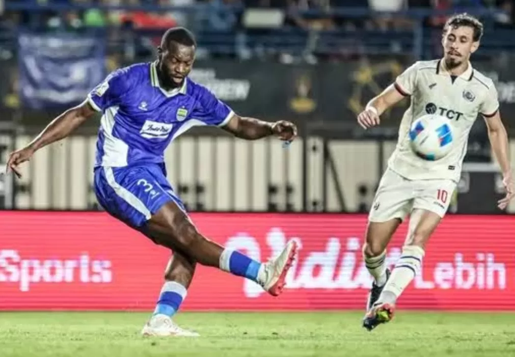 Pemain Persib Bandung beraksi saat menjalani pertandingan di kompetisi AFC Champions League Two 2026/2027.  (inspiratifonline.com/dok. Istimewa)