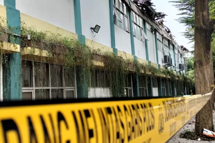 PETAKA : Empat atap SMKN 1 Cileungsi di Jalan Raya Narogong KM16,5, RT2/RW3, Limus Nunggal, Kecamatan Cileungsi, Kabupaten Bogor, ambruk Rabu (10/9). (AGNESYA WIYANDA/RADAR DEPOK)