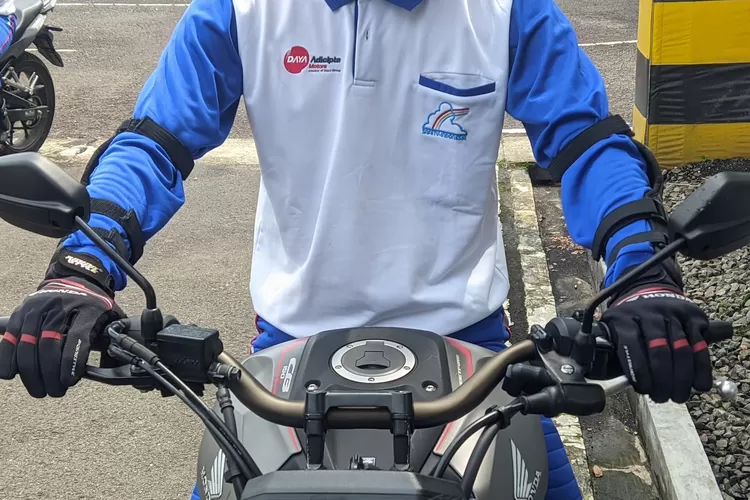 Fungsi dan kegunaan sarung tangan motor.