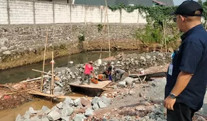 Langgar GSS, Casagrande Bangun Turap di Tengah Kali Krukut Depok