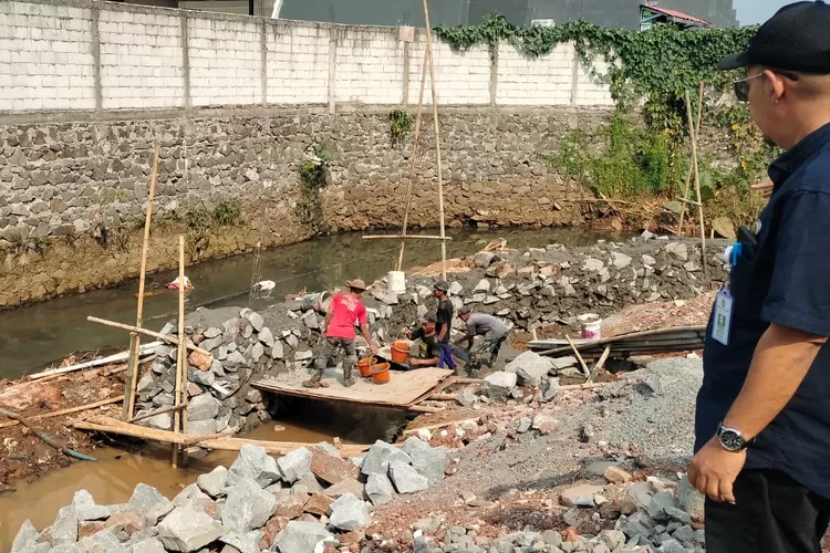 Pengembang perumahan Casagrande di Kampung Rawakalong RT1/10 Kelurahan Grogol, Limo, Depok membangun turap mengambil jalur air Kali Krukut, Selasa (16/7). (ANDIKA/RADAR DEPOK)