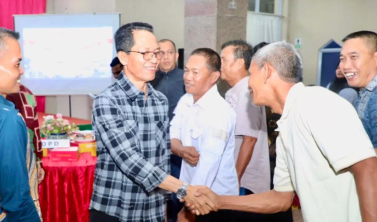 Walikota Batam Amsakar Achmad bersalaman dengan warga saat menghadiri Musrembang tingkat Kelurahan Tembesi. (Foto:Diskominfo Batam)