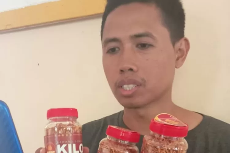 Salah satu pedagang asal Leuwinangung yang berjualan di TikTok Shop dengan merek Bawang Goreng Kilo, Ahmad Maftukhin. (ANDIKA EKA/RADAR DEPOK)
