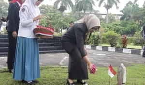 Bupati Lumajang Indah Amperawati Tabur Bunga di TMP Kusuma Bangsa, Peringati Hari Pahlawan 2025