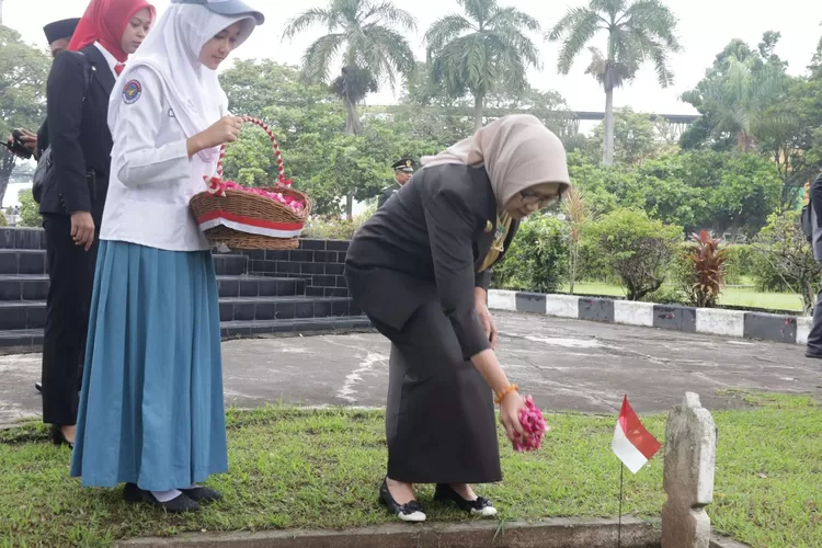 Bupati Lumajang Indah Amperawati Tabur Bunga di TMP Kusuma Bangsa. (Istimewa)