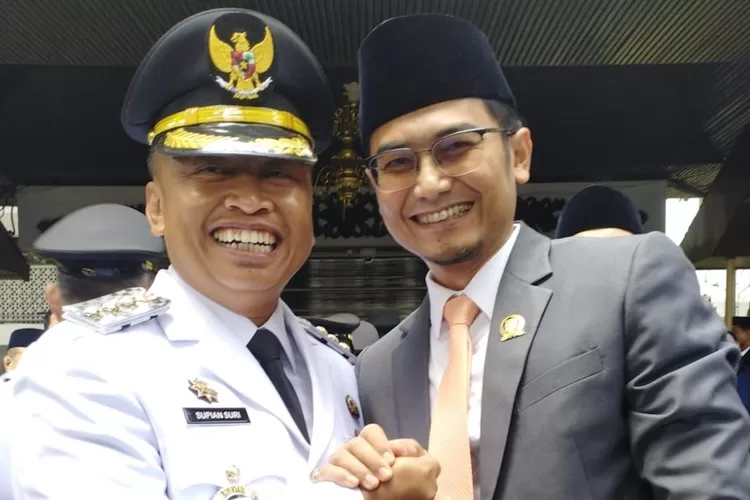 Ketua DPRD Kota Depok, Ade Supriyatna bersama Walikota Depok, Supian Suri usai pelantikan di Istana Negara, Kamis (20/2).