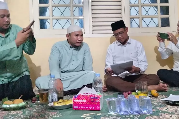 Calon Walikota Depok nomor urut 1, Imam Budi Hartono sedang menandatangani apirasi dari FPI, GNPF dan Persada 212 yang ingin bersinergi saat jadi Pemimpin Kota Depok, Senin (4/11) malam. (FAHMI/RADAR DEPOK)