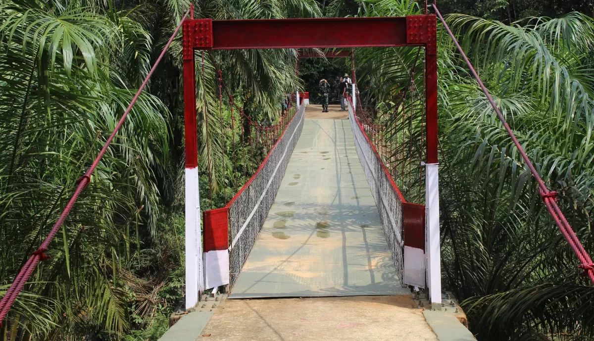 TNI AD melalui Kodim 0209/Labuhanbatu menuntaskan perbaikan Jembatan Gantung Perintis di Dusun Patihe Jae, Desa Sampean, Kecamatan Sei Kanan, Kabupaten Labuhanbatu Selatan, Senin (23/2/2026). (Kalimantansatu.com/Dok. Dispenad)
