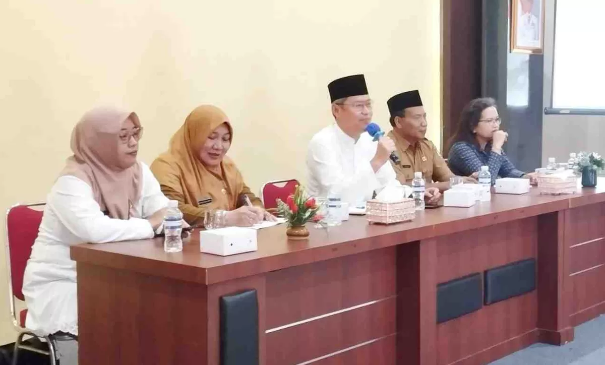 Sekda Kota Tanjungpinang Zulhidayat saat memimpin rakor  DTSEN, di aula kantor Dinsos.(Foto:Diskominfo Tanjungpinang)