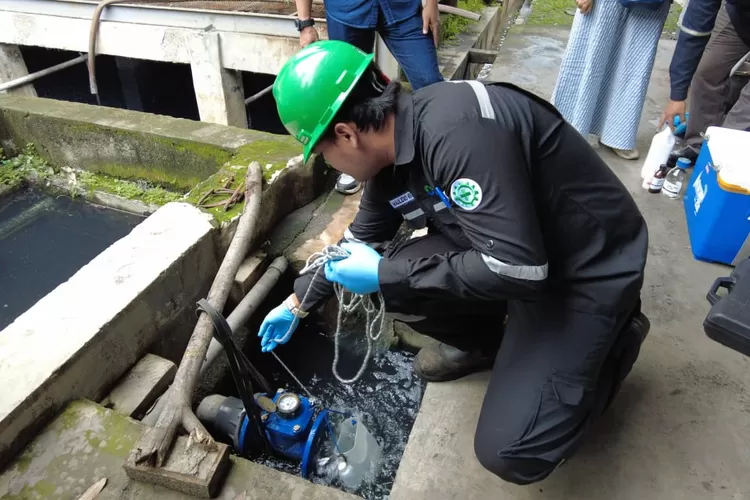 Tim DLH Kabupaten Bogor mengambil sampel air limbah PT TSA. (ISTIMEWA)