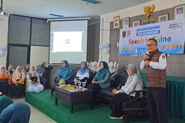 KREATIFITAS : Perlombaan lansia dan anak guna memperingati Hari Anak Nasional (HAN) tahun 2025, di Kantor Kecamatan Bojongsari, Rabu (30/7). (RISKY DWI LESTARI/RADAR DEPOK)