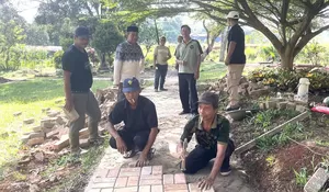 Jalan Makam Situ Kancil Depok Rusak, LPM Curug Beli 1.750 Paving Blok dan Pasir