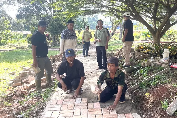 LPM Curug Kota Depok bersama warga memperbaiki akses jalan di Makam Situ Kancil RT2/5 Kelurahan Curug, Kecamatan Bojongsari, Depok, Jumat (21/2). (RISKY DWI LESTARI/RADAR DEPOK)