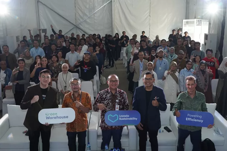 Foto bersama dalam acara Peluncuran Panel Surya Gudang Lazada di Cimanggis, Depok, Jawa Barat, Rabu (18/9). (DOK Lazada)