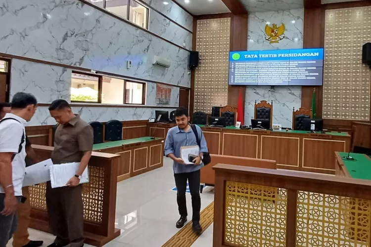 Foto suasana usai pelaksaan sidang penundaan Praperadilan kasus pencabulan oleh tersangka RK. (ANDIKA EKA/RADAR DEPOK)