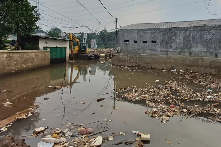 Kondisi terbaru banjir yang merendam wilayah perbatasan antara Kelurahan Cipayung dan Pasir Putih, Depok. (ANDIKA EKA/RADAR DEPOK)