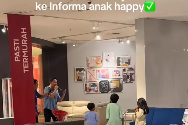 Potret ana-anak bernyany bersama pramuniaga di Informa (Tangkap layar TikTok  @informagrandcity)