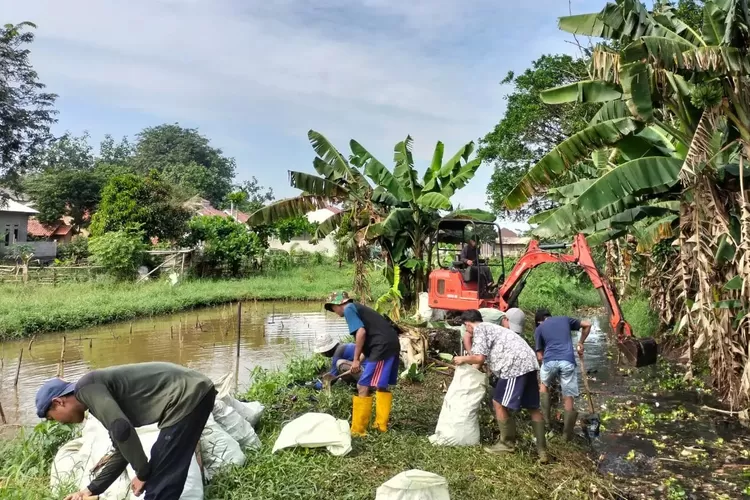 Kegiatan Karya Bakti di Kali Garuda RT 08 RW 01 Kelurahan Ratujaya Kecamatan Cipayung, Jumat (5/7). (DOKUMEN DPUPR)