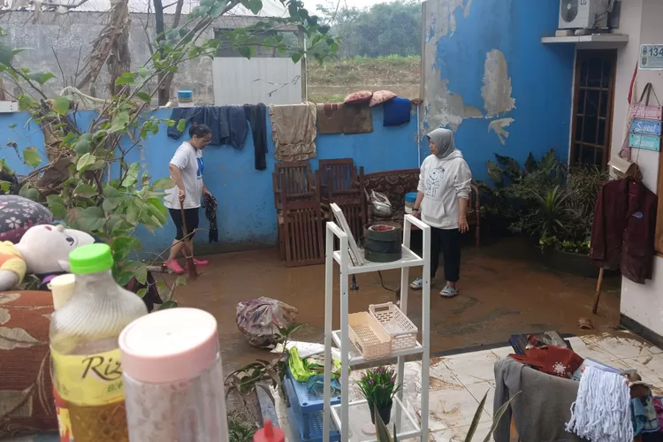 Wilayah RW8 Kelurahan Cipayung, Kecamatan Cipayung dilanda banjir pada Senin (25/3) dini hari. (ANDIKA EKA/RADAR DEPOK)