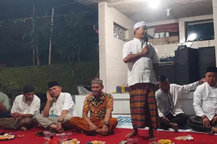KHIDMAT : Keberlangsungan pengajian rutinan warga RW16 Kelurahan Pondok Petir, Kecamatan Bojongsari, Kota Depok yang turut dirangkaikan dengan peringatan Maulid Nabi Muhammad SAW, Rabu (1/9). (RADAR DEPOK)