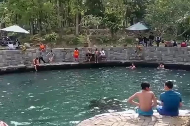 Suasana pemandian alam Umbul Besuki Klaten yang ramai pengunjung (Youtube Rahma Hakim Family)