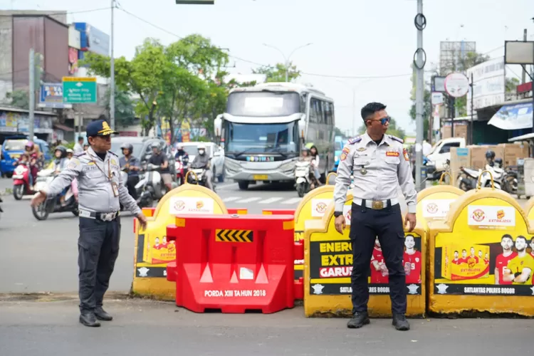 Uji coba pengaktifan kembali lampu stopan di Simpang Pasar Cibinong. (KABAR BOGOR)