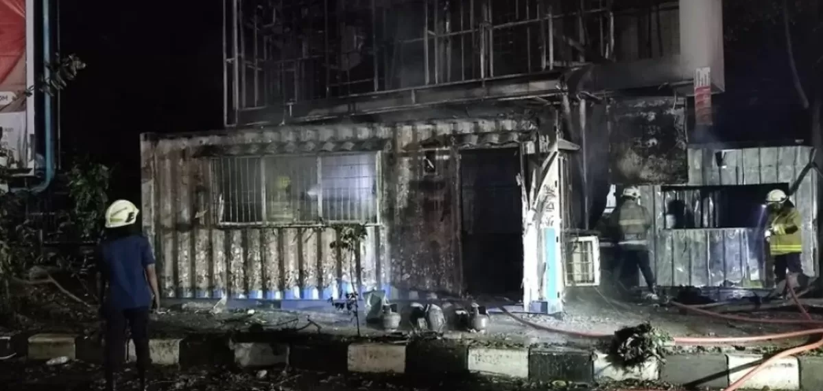 Kondisi Pos Polisi yang dibakar massa berpakaian Hitam di Jalan Cikapayang-Tamansari Bandung.