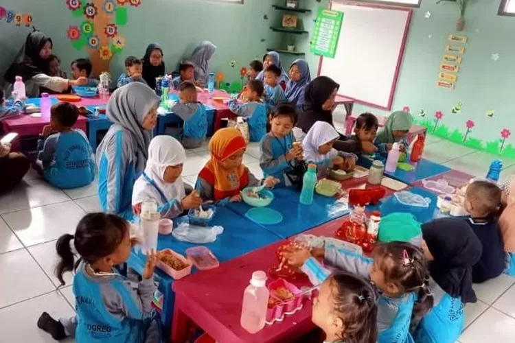 Para Siswa PAUD Taman Surga tengah menjalankan Masa Pengenalan Lingkungan Sekolah. (Jalil/Bogor Times)