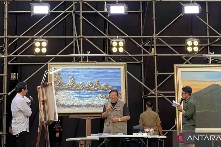 Presiden Indonesia ke-6 Susilo Bambang Yudhoyono (SBY) saat melukis ditemani oleh VinDes pada Pestapora 2024 di JIExpo Kemayoran, Jakarta, Minggu.  (ANTARA/ Putri Hanifa)