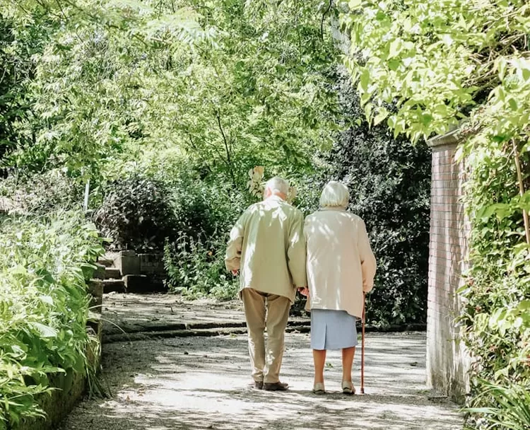 Ilustrasi lansia 70 tahun ke atas.