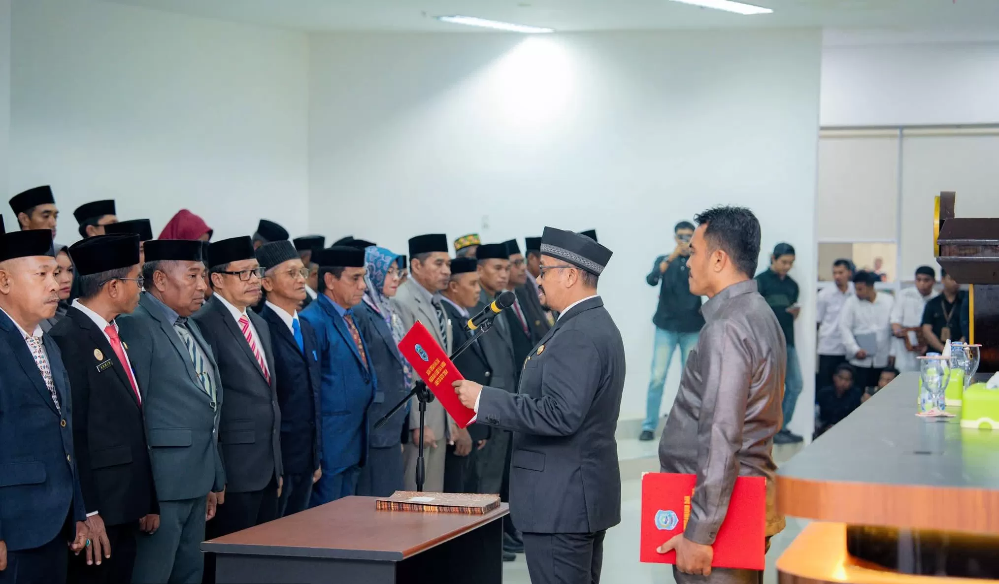Bupati Buteng, Dr Azhari saat melantik dan mengambil sumpah jabatan 80 pejabat lingkup Pemkab Buteng, Rabu (29/4). 