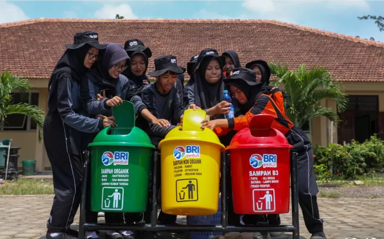 BRI Peduli melibatkan siswa-siswi SMP Negeri 1 Muara Gembong, serta kegiatan edukasi pengelolaan limbah plastik di Tempat Pembuangan Akhir (TPA) Berahan Kulon, Kab. Demak, Prov. Jawa Tengah, yang melibatkan siswa-siswi SMA Negeri 1 Wedung. (FOTO: IST)