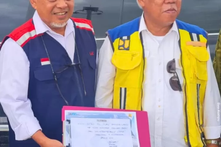 Menetri Pekerjaan Umum dan Perumahaan Rakyat (PUPR) Basuki Hadimuljono saat meninjau proyek jalan tol penghubung Sumatera Barat dan Riau (Instagram: Kementerian PUPR)