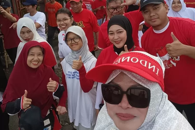 Jalan santai keluarga di komplek perumahan Griya Kencana RT4/1, Kelurahan/Kecamatan Limo, berlangsung meriah, Minggu (24/8). (RADAR DEPOK)