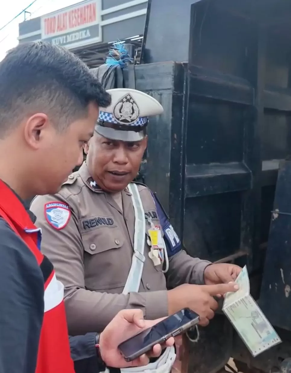 Anggota Polres Merauke bersama dengan Dishub Kabupaten Merauke saat melakukan penertiban terhadap penyaluran BBM subsidi di SPBU, Senin (1/12/2025) Ceposonline.com/istimewa.