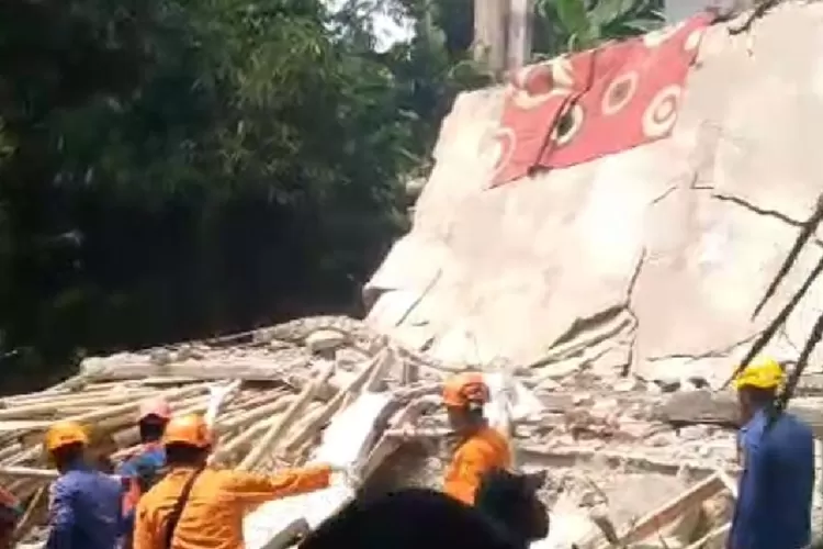 Petugas gabungan menyisir reruntuhan musala di Kampung Sukamakmur, Kecamatan Ciomas, Kabupaten Bogor pada Minggu, 7 September 2025.