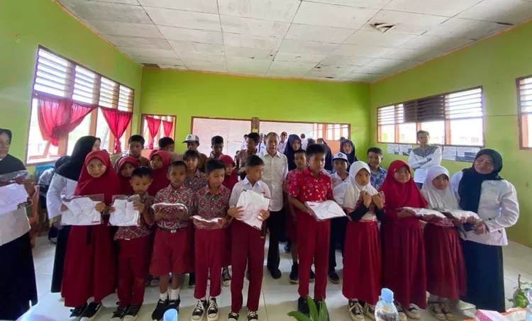 Siswa SD di Donggala saat menerima pembagian seragam gratis sekolah.