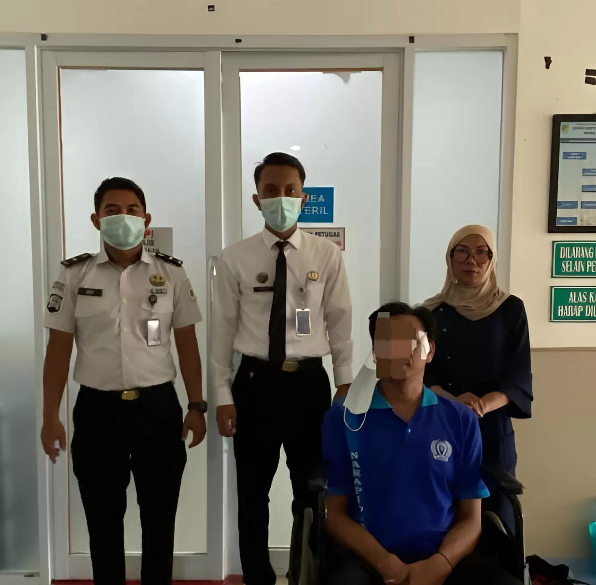 Petugas Lapas Muara Teweh Bersama Warga Binaan yang Sedang Sakit