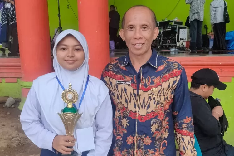 Kepala SMPN 1 Binjai, Sofyan bersama Nadin Budi Zafika peraih Juara 1 Gambar Ilustrasi/ist