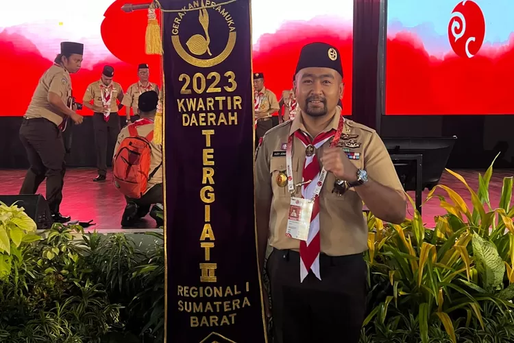 Wagub Audy Joinaldy Raih Penghargaan Kwarda Tergiat I Regional Sumatera untuk Kwarda Gerakan Pramuka Sumbar (Humas Pemprov Sumbar )