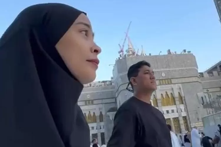Potret Tantri Kotak dan Arda Naff di Mekkah (Tangkapan Layar Instagram Arda Naff)