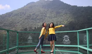 Spot Foto yang ada di Taman Safari Bogor ini Keren Abis! Enggak Harus Mendaki buat Selfi di Gunung Gede Pangrango