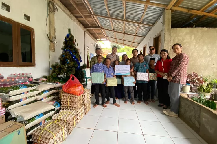 PT GNI menyalurkan bantuan ke panti asuhan di Morowali Utara jelang perayaan Natal 2023 dan Tahun Baru 2024. (Foto: Ist). 