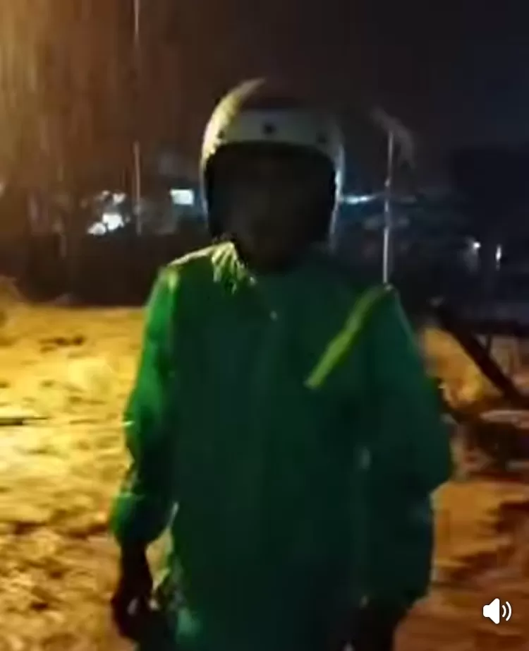 Petugas memantau banjir Pelabuhan Ratu pagi ini.