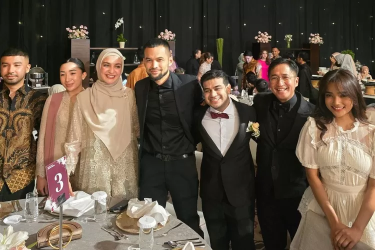 Fuji An hadir bersama para artis di acara ngunduh mantu Fuji An (Foto: Gorajuara/ Instagram/ @irfanhakim75)