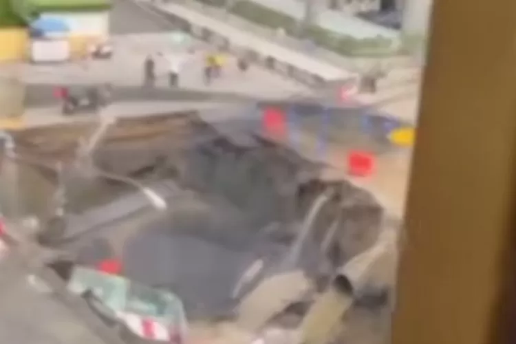 Muncul sinkhole di Bangkok yang menyebabkan sejumlah kerusakan  (Dok. Instagram/ @feedgramindo)
