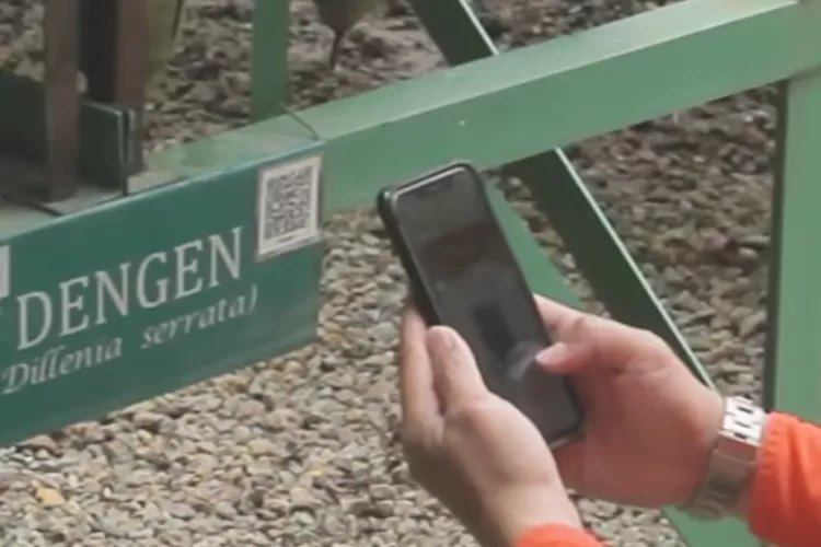 Pengunjung memindai barcode tanaman di nursery sawerigading milik PT Vale Indonesia Tbk (Ist)