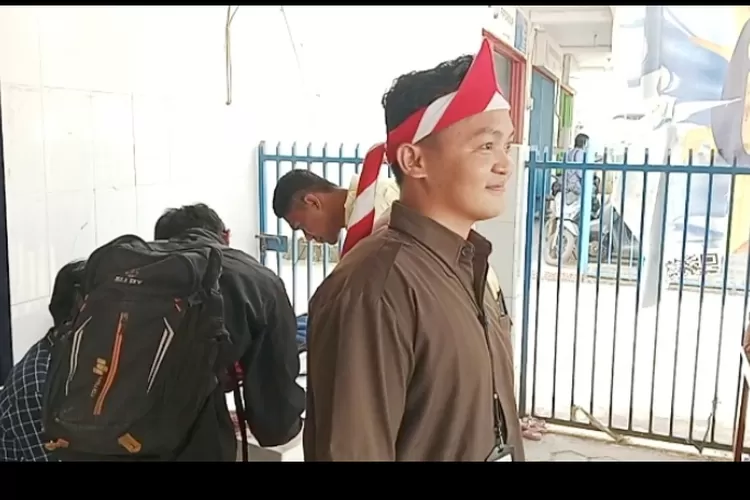 Karyawan Bank Mandiri KCP Beteleme tampil beda di Hari Pahwalan dengan mengenakan pakaian khas dari berbagai daerah di nusantara. (Foto: Rudy). 