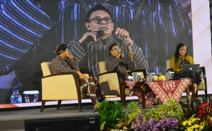 Prof Dr Drs Suyato MPd tengah menyampaikan materi kegiatan Penguatan Relawan Gerakan Kebajikan Pancasila di Gedung Pasca Sarjana UNY KR-Abrar 